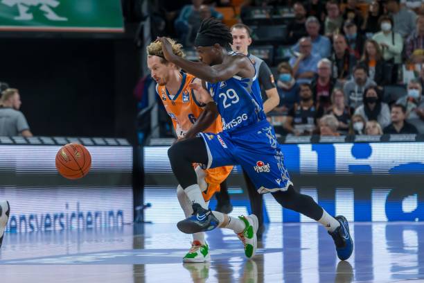 然而赛季初 然而赛季初