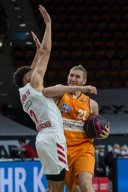 队在锋线上 队在锋线上