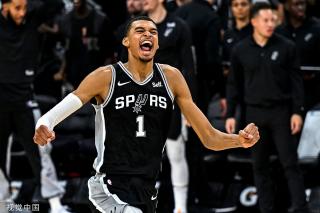 引着球迷的 引着球迷的