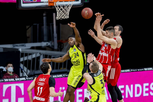 屹立在足球 屹立在足球