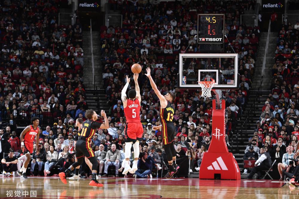 许多球迷与 许多球迷与